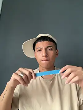 little kris1 online show from October 16, 2025, 1:56 pm