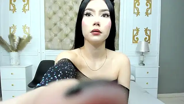 BellaDalthon online show from October 27, 2025, 11:25 am