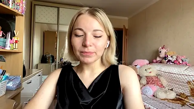 Snapshot of HoppedArea chatting on October 15, 2025, 8:03 am HoppedArea online show from October 15, 2025, 8:03 am