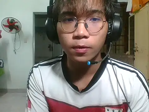 kave2033 online show from November 3, 2025, 3:24 pm