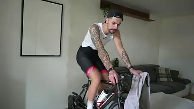 monsieurguitsxxx online show from February 6, 2026, 12:08 pm