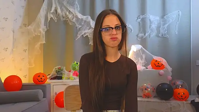 JohannaCharlon online show from October 28, 2025, 1:03 pm