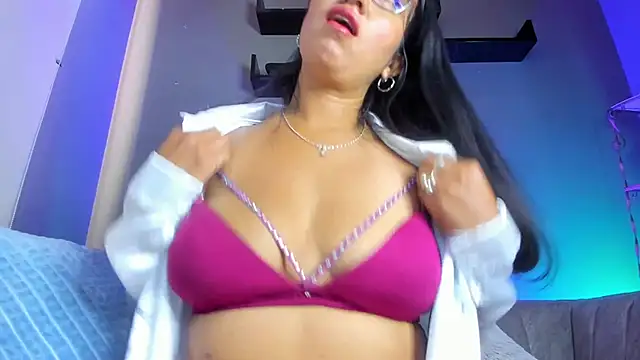 charlhot  online show from October 23, 2025, 1:10 pm