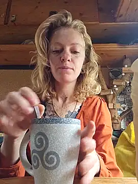 Snapshot of DeesseLilli chatting on October 21, 2025, 8:04 am DeesseLilli online show from October 21, 2025, 8:04 am