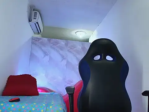 kamelyAlenan online show from November 6, 2025, 1:45 pm