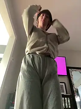 Snapshot of EllieELf chatting on October 28, 2025, 12:19 pm EllieELf online show from October 28, 2025, 12:19 pm