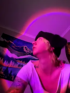 Snapshot of EllieELf chatting on October 29, 2025, 12:18 pm EllieELf online show from October 29, 2025, 12:18 pm