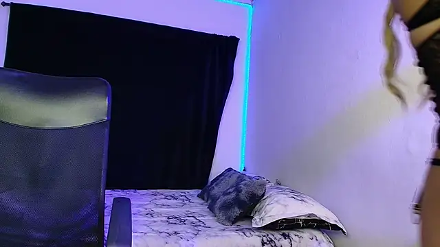 Mia russe13 online show from October 25, 2025, 8:03 pm