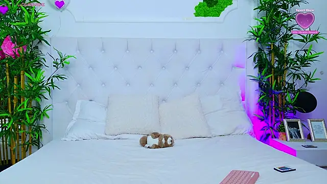 AriannaSins online show from October 15, 2025, 1:33 pm