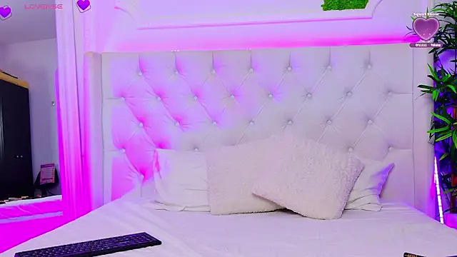 AriannaSins online show from February 25, 2026, 1:32 pm