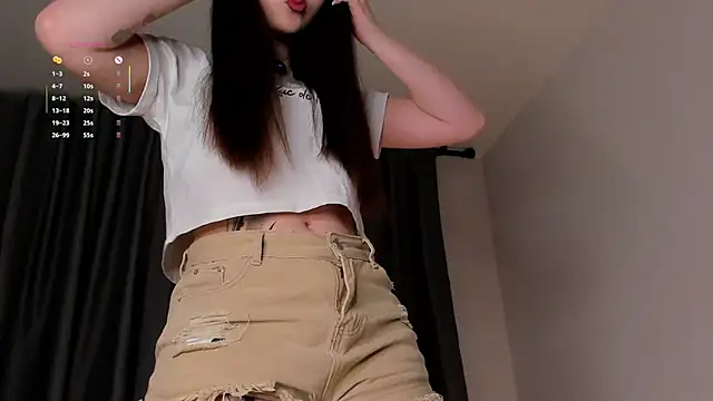 NadiaGnegy online show from October 27, 2025, 1:04 pm