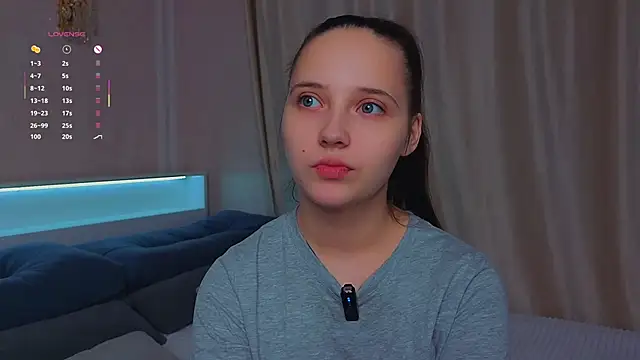 NadiaGnegy online show from November 3, 2025, 2:07 pm