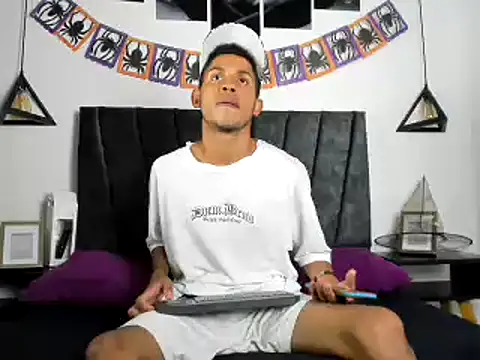 Snapshot of sexy_latin_cum chatting on October 23, 2025, 10:41 pm sexy latin cum online show from October 23, 2025, 10:41 pm