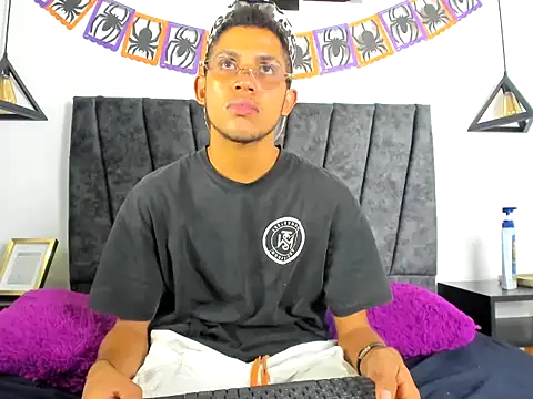 Snapshot of sexy_latin_cum chatting on October 27, 2025, 3:43 am sexy latin cum online show from October 27, 2025, 3:43 am