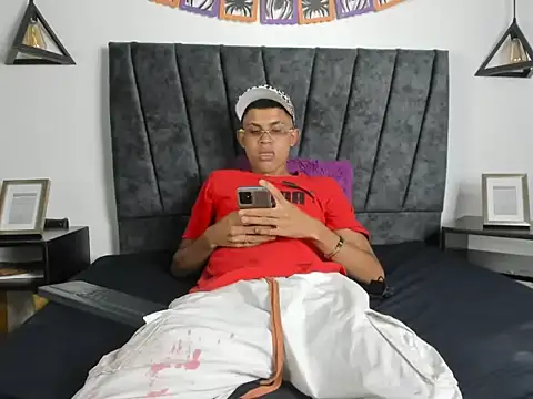 Snapshot of sexy_latin_cum chatting on November 1, 2025, 4:25 am sexy latin cum online show from November 1, 2025, 4:25 am