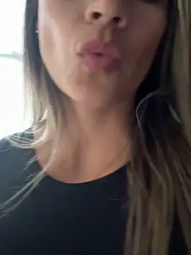 Snapshot of valentina_herrrera chatting on October 31, 2025, 9:27 pm valentina herrrera online show from October 31, 2025, 9:27 pm