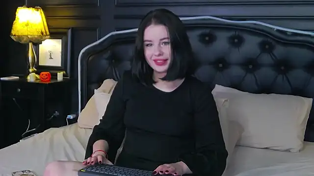 AliceLune online show from November 1, 2025, 2:08 pm