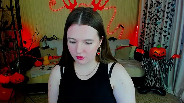 Moonvelle online show from October 27, 2025, 12:20 pm