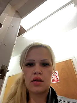 CherryXOX- online show from October 16, 2025, 12:28 pm