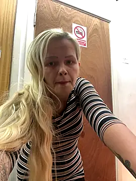 CherryXOX- online show from October 24, 2025, 10:44 am