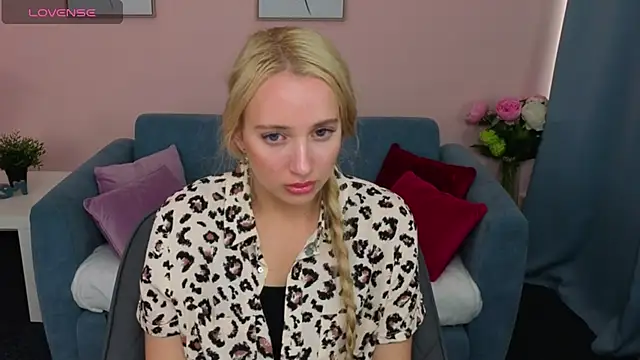 AuroraSkyee online show from October 20, 2025, 1:11 pm