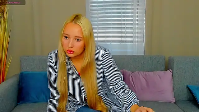 AuroraSkyee online show from October 30, 2025, 12:17 pm