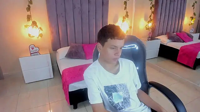 Xavier Fox    online show from November 12, 2025, 11:43 am