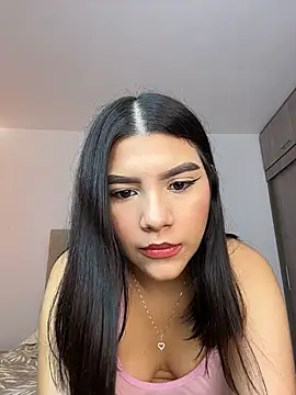 Julietalcl online show from April 13, 2026, 8:47 pm