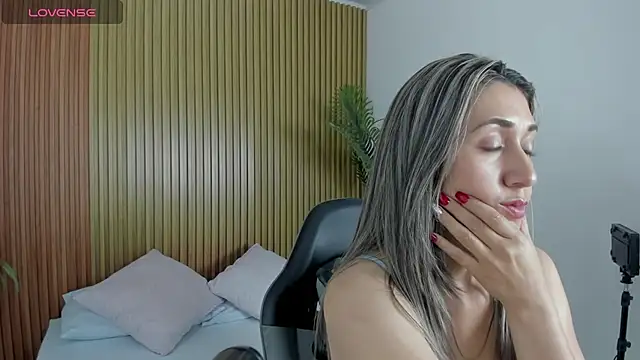 karlyy  online show from November 26, 2025, 2:12 am