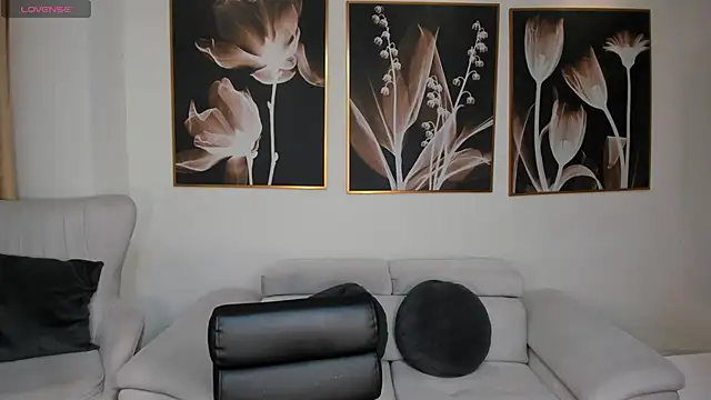 MeganCross1 online show from November 16, 2025, 4:51 am