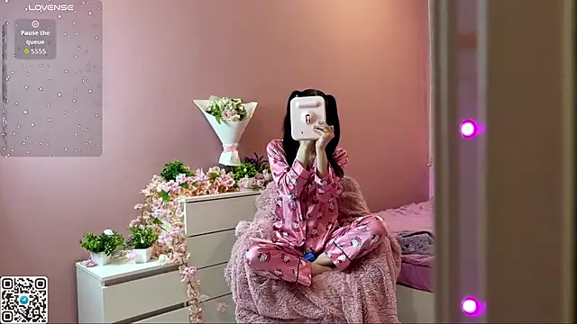 catchthiscouplle online show from October 31, 2025, 10:55 pm