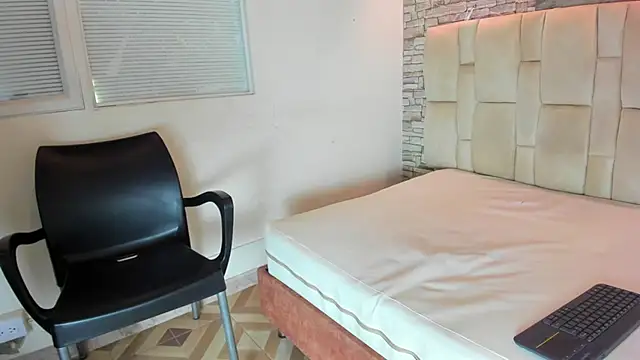 Owenn 17 online show from October 20, 2025, 3:51 am