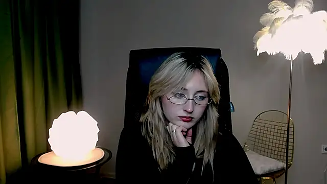 ScarlettScril online show from October 17, 2025, 1:35 pm