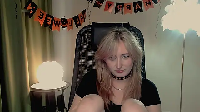 ScarlettScril online show from November 1, 2025, 6:37 am