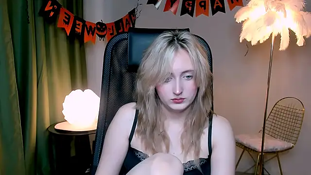 ScarlettScril online show from November 9, 2025, 6:33 am