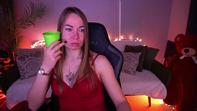 VixenMuse online show from April 13, 2026, 8:25 pm