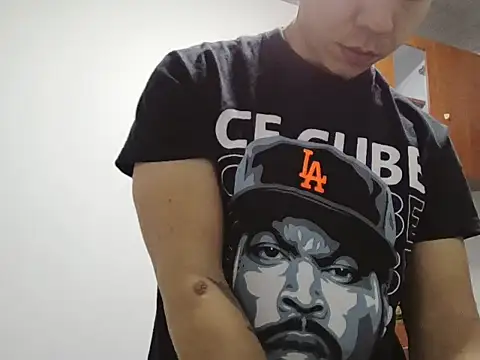 Snapshot of Carlomorelo chatting on October 24, 2025, 12:19 am Carlomorelo online show from October 24, 2025, 12:19 am