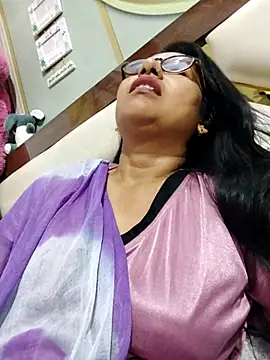 Vanshika1432 online show from October 17, 2025, 5:48 pm