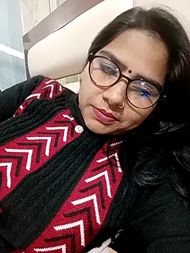 Vanshika1432 online show from November 22, 2025, 1:32 pm