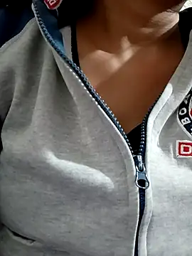 Vanshika1432 online show from December 3, 2025, 9:51 am