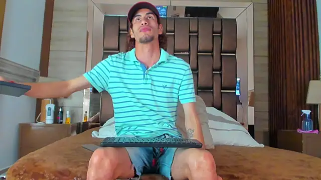 elias sn0w online show from October 31, 2025, 7:59 pm