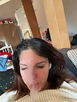 kinkysarahx online show from April 1, 2026, 10:27 am