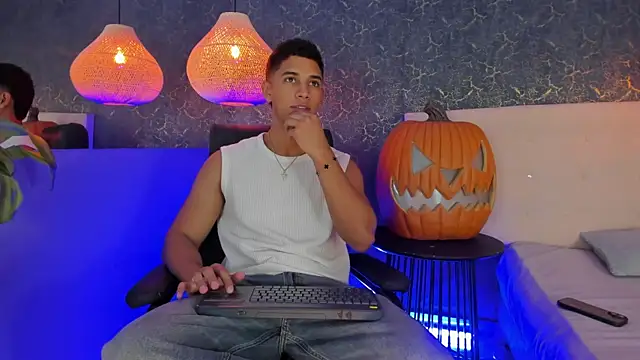 Snapshot of Zayne_cross chatting on October 21, 2025, 5:30 am Zayne cross online show from October 21, 2025, 5:30 am