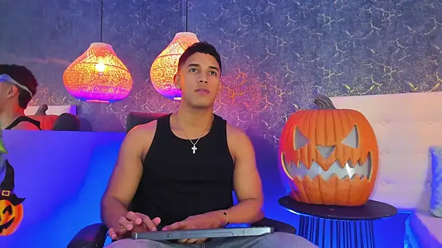 Snapshot of Zayne_cross chatting on October 24, 2025, 5:26 am Zayne cross online show from October 24, 2025, 5:26 am