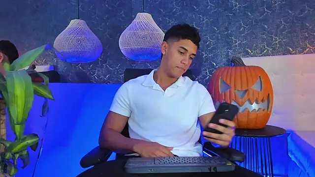 Snapshot of Zayne_cross chatting on October 25, 2025, 5:26 am Zayne cross online show from October 25, 2025, 5:26 am