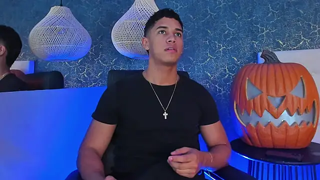 Snapshot of Zayne_cross chatting on October 28, 2025, 5:33 am Zayne cross online show from October 28, 2025, 5:33 am