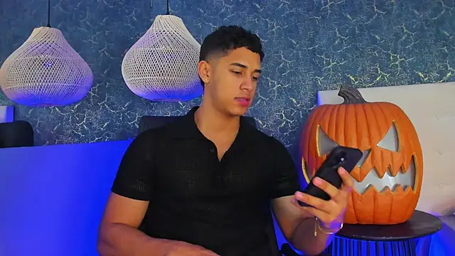 Snapshot of Zayne_cross chatting on October 29, 2025, 5:42 am Zayne cross online show from October 29, 2025, 5:42 am