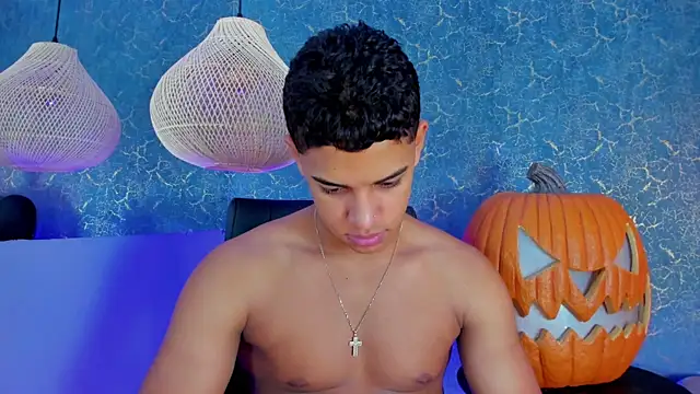 Snapshot of Zayne_cross chatting on November 5, 2025, 5:51 am Zayne cross online show from November 5, 2025, 5:51 am