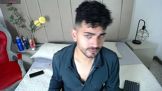 Snapshot of Eros_Kai chatting on October 31, 2025, 3:51 am Eros Kai online show from October 31, 2025, 3:51 am