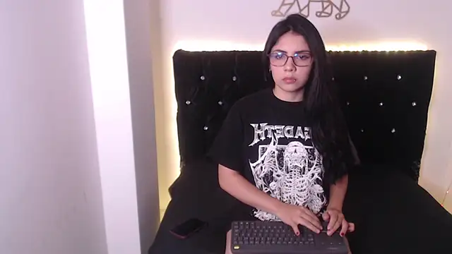 evelyn kitty  online show from November 4, 2025, 12:54 am